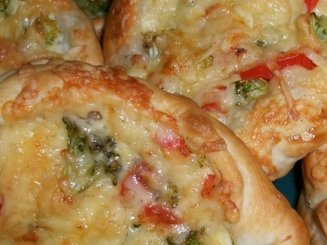 Хрустящие мини-пиццы с беконом и брокколи