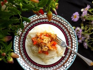 Рисовая лапша с куриным филе в овощном соусе