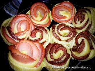 Слойки с колбасой "Розы"