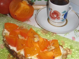 Тост с хурмой и творожным сыром.