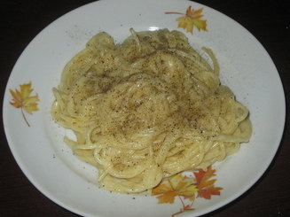 Spaghetti cacio e pepe - Спагетти с сыром и чёрным перцем