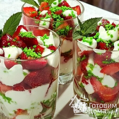 Десерт с клубникой и сметанным кремом
