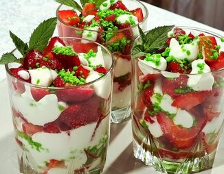Десерт с клубникой и сметанным кремом