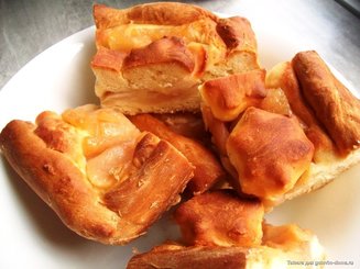 Дрожжевой пирог с яблоками и вареньем