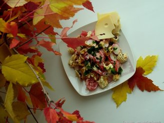 Салат с редиской, помидором и сырным омлетом