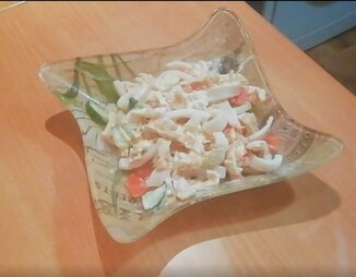 Необычной салат из кальмаров