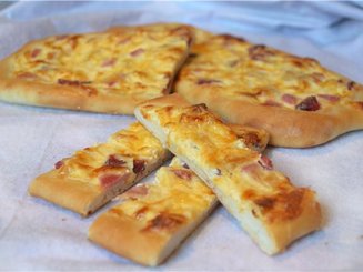Фламмкухен из Эльзасса - пирог с луком, беконом и сыром