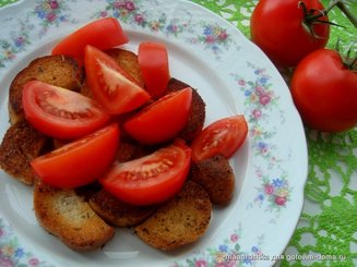 Салат из помидоров с прованскими крутонами