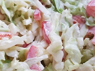 Капустный салат с яблоком и сыром