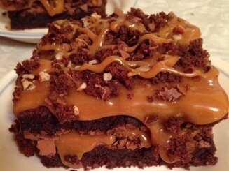 Брауни с орехами и карамелью