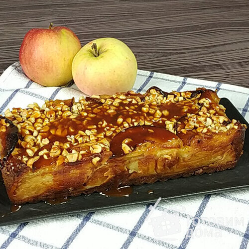 Яблочный пирог с карамелью и орешками⁠⁠