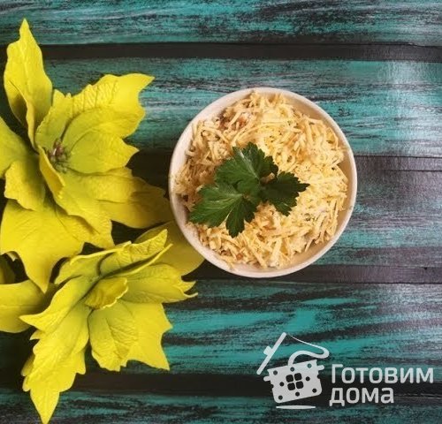 Салат с курицей, сыром и ананасами