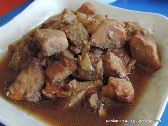 Свинина в чайном маринаде с томатно-луковым соусом
