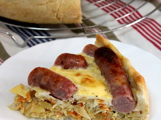Пирог с кислой капустой и сосисками