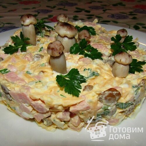 Салат с ветчиной, грибами и сыром