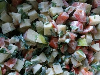 Грузинский салат с яблоками и перцем