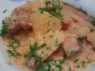 Гуляш из квашеной капусты под картофельным гратеном
