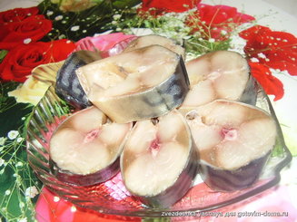 Соленая скумбрия с черносливом
