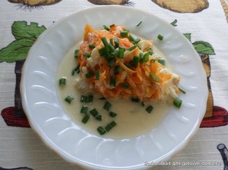 Хек с луком в сметанном соусе