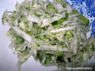 Салат с молодой капустой и огурцами