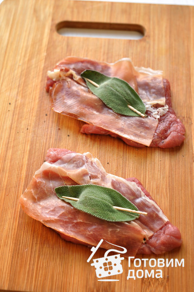 Рецепт saltimbocca alla romana. 13ad5adef70dfc5dee32d390d3beaddd m. Рецепт saltimbocca alla romana фото. Рецепт saltimbocca alla romana-13ad5adef70dfc5dee32d390d3beaddd m. картинка Рецепт saltimbocca alla romana. картинка 13ad5adef70dfc5dee32d390d3beaddd m. Сальтимбокка (Salt' im bocca) традиционное блюдо римской кухни, получившее признание благодаря своей простоте, оригинальности и вкусу. Название этого блюда переводится дословно как «прыгни в рот» и действительно устоять перед ароматом приготовленного мяса не представляется возможным. Сальтимбокка в классическом виде представляет из себя отбивную в сочетании с ломтиком пармской ветчины и листками шалфея. Готовят её обычно из телятины, но можно использовать не жирную свинину, индейку или курицу. Иногда сальтимбокку заворачивают в рулет и скрепляют шпажкой, тогда жидкость остается внутри рулета и мясо получается сочнее.