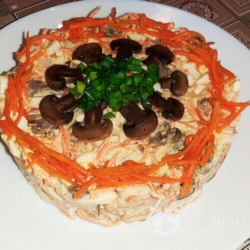 Салат с копченой курицей, грибами и морковью по-корейски