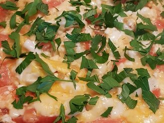Яичница с помидорами и сыром