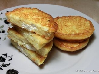 Деруны с начинкой из курицы, грибов и феты