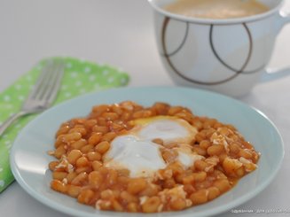 Запечённая фасоль с яйцом
