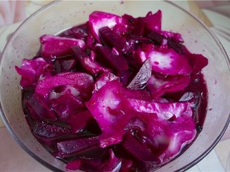 Капуста маринованная со свеклой