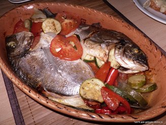 Дорада запеченная с цуккини и томатами