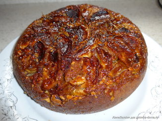 Яблочный пирог с орехами, изюмом и карамелью