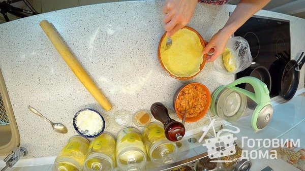 Пирог с сосисками, беконом и фасолью фото к рецепту 16