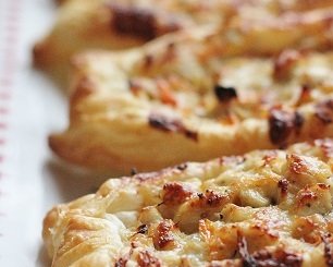 Бутерброды из слоеного теста с сыром, курицей и морковью
