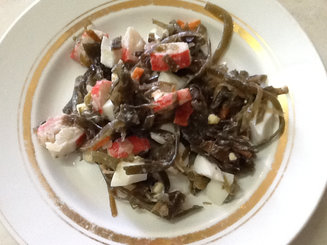 Салат из морской капусты с крабовыми палочками