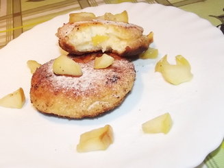 Сырники с начинкой из яблок и изюма