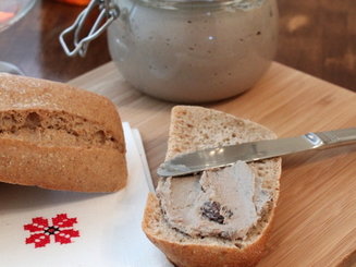 Праздничный паштет из печени курицы с коньяком и изюмом