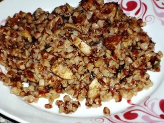 Гречка с сосисками и грибами
