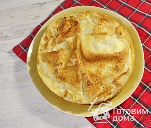 Быстрый пирог из лаваша с начинкой из куриной грудки и овощей.