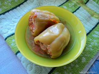 Перец, фаршированный мясной начинкой