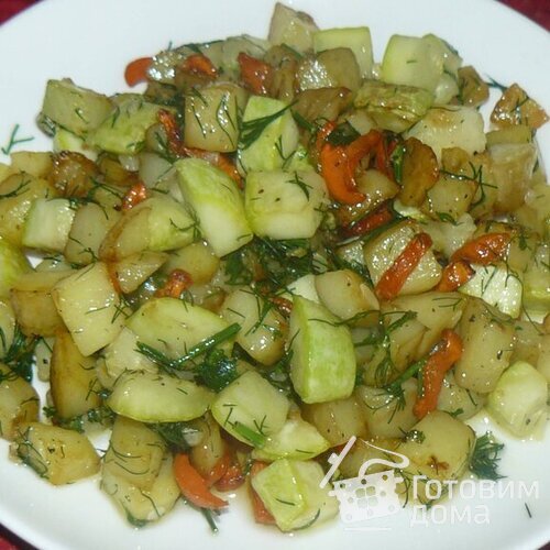 Жареная картошка с салатом