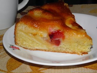 Яблочный пирог со сливами