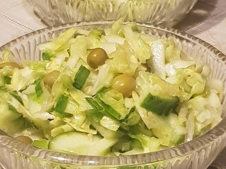 Овощной салат с яблоком и горошком