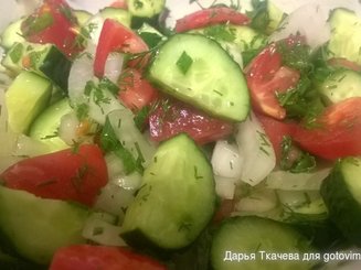 Салат из помидор с огурцами - что может быть нового?