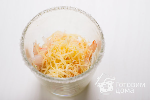 Салат с лососем, креветками и заправкой из сливочного сыра фото к рецепту 9