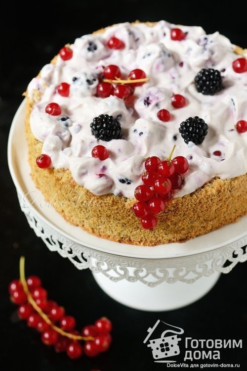 Ореховый пирог с кремом и ягодами