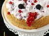 Ореховый пирог с кремом и ягодами