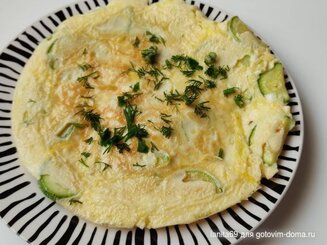 Нежный омлет с кабачками