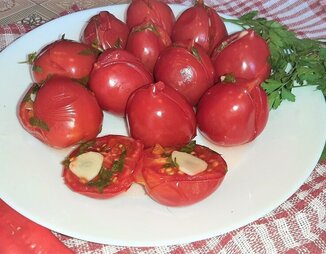 Малосольные помидоры, фаршированные зеленью, чесноком и перцем чили