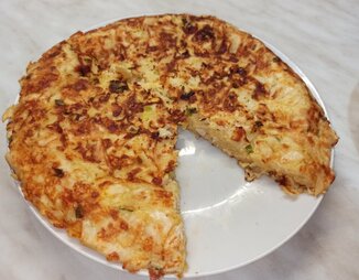 Ленивый пирог из лаваша с курицей и сыром на сковороде